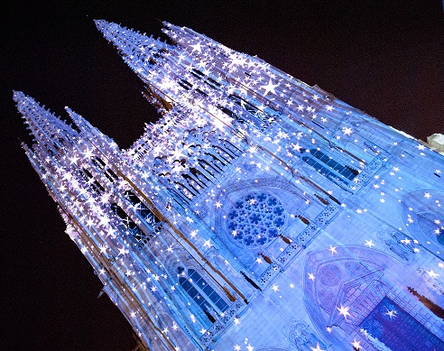 Imagen la catedral adornada con luces en la edición 2022